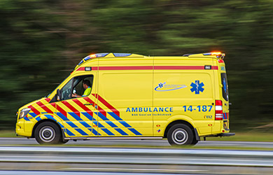 Ambulance spoedrit naar Laan van Meerdervoort in Den Haag