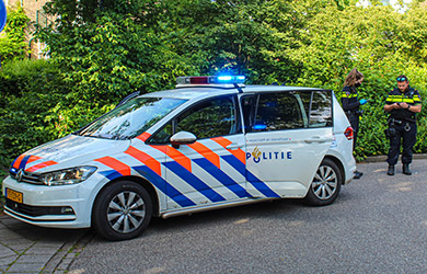 Grondstoffen en goederen voor productie drugs aangetroffen in berging in Sneek